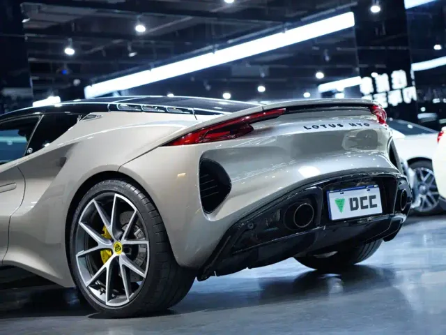 Lotus Emira — Фото автомобиля 6