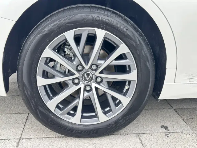 Lexus ES — Фото автомобиля 20