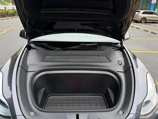 Tesla Model Y — Фото автомобиля 22