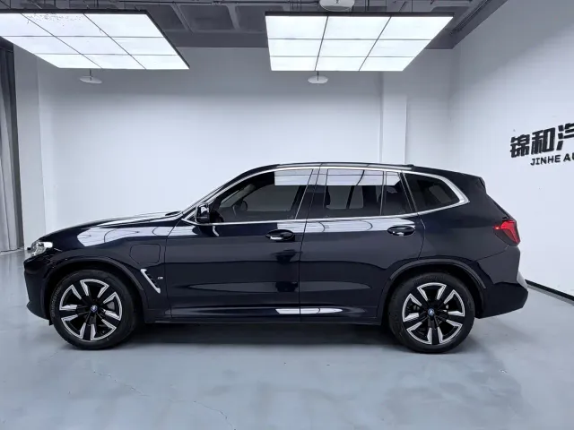 BMW iX3 — Фото автомобиля 7