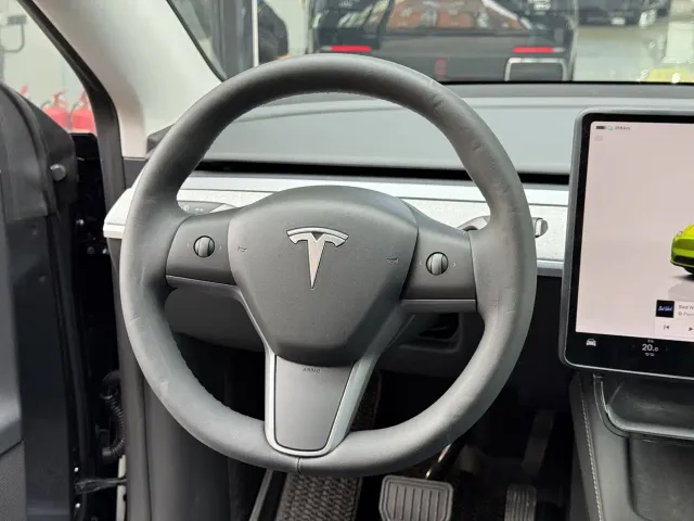 Tesla Model Y — Фото автомобиля 13