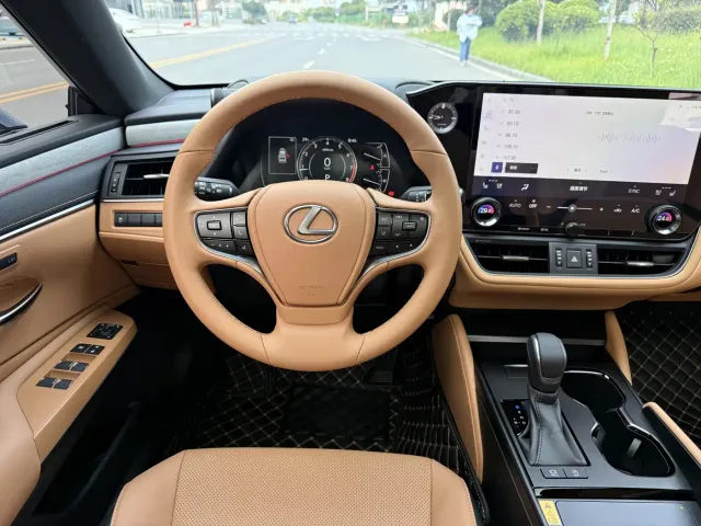 Lexus ES — Фото автомобиля 11