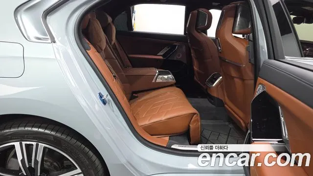 BMW i7 — Фото автомобиля 9
