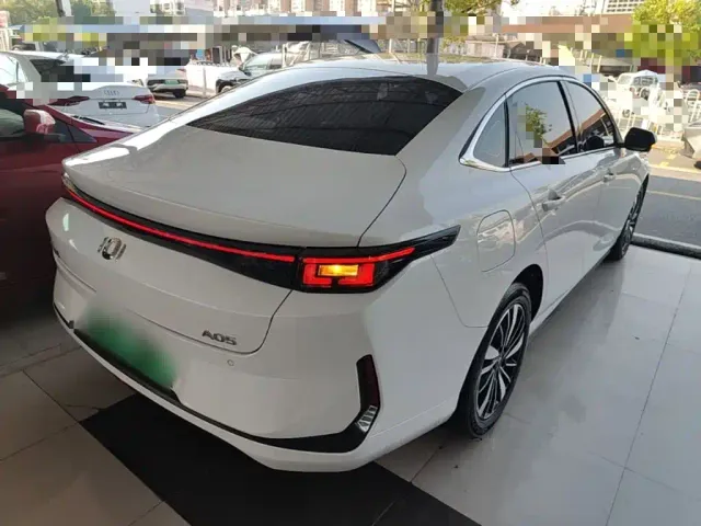 Changan Qiyuan A05 — Фото автомобиля 6