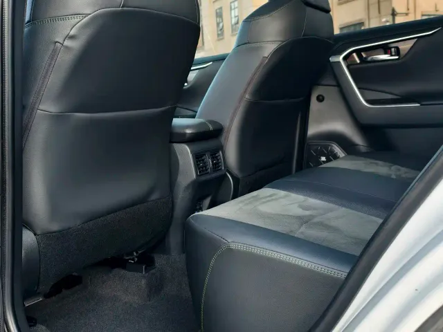 Toyota RAV4 — Фото автомобиля 11