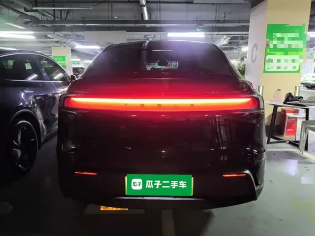 Tesla Model Y L — Фото автомобиля 5