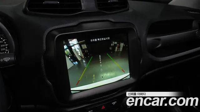 Jeep Renegade — Фото автомобиля 14
