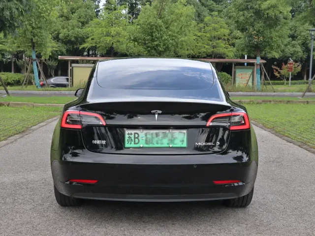 Tesla Model 3 — Фото автомобиля 9