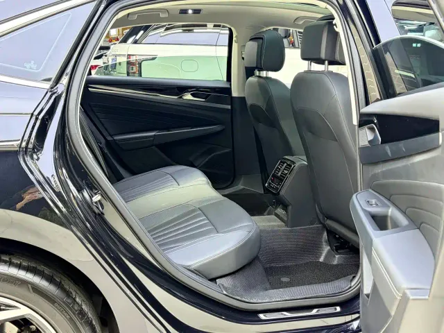 Volkswagen Passat — Фото автомобиля 17