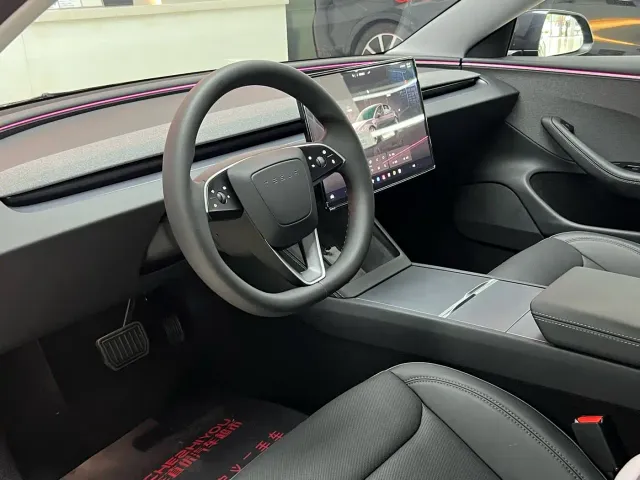 Tesla Model 3 — Фото автомобиля 8