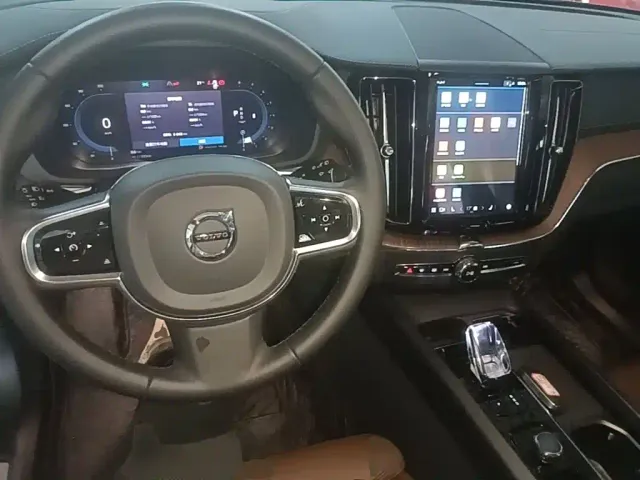 Volvo XC60 — Фото автомобиля 9