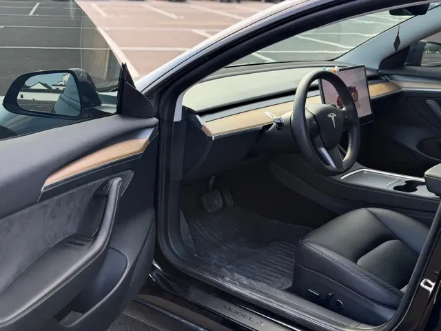 Tesla Model 3 — Фото автомобиля 4