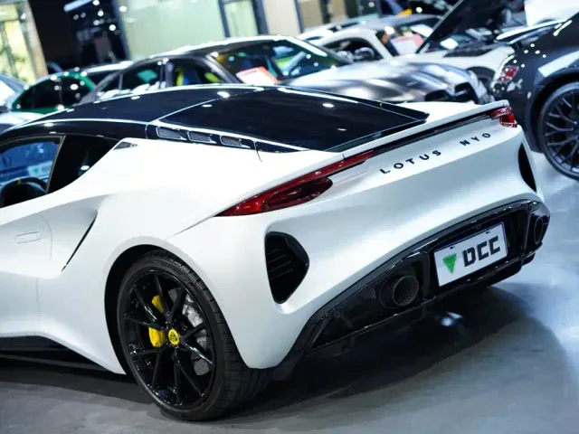 Lotus Emira — Фото автомобиля 9