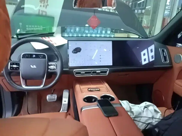 Li Auto L8 — Фото автомобиля 17