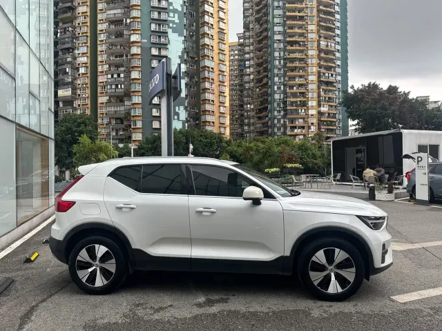 Volvo XC40 — Фото автомобиля 4