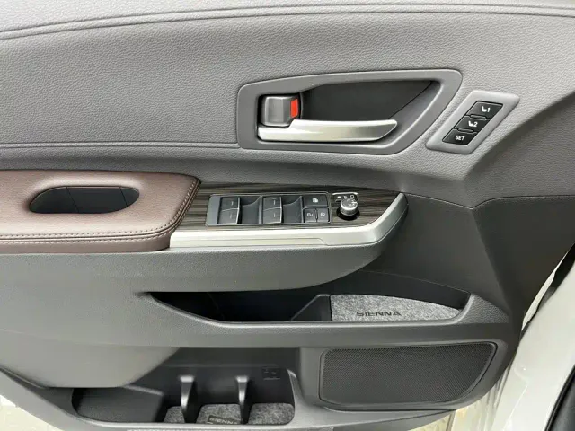 Toyota Sienna — Фото автомобиля 19
