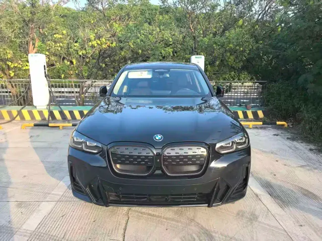 BMW iX3 — Фото автомобиля 2