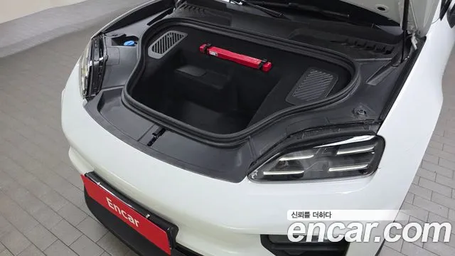 Porsche Macan Electric — Фото автомобиля 9