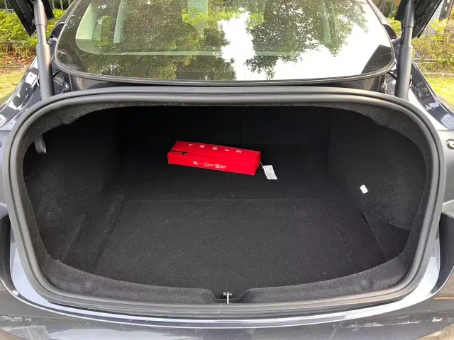 Tesla Model 3 — Фото автомобиля 16