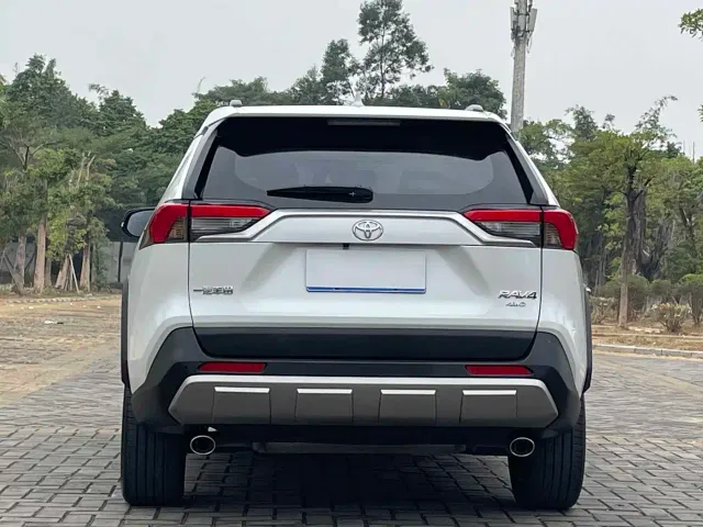 Toyota RAV4 — Фото автомобиля 9