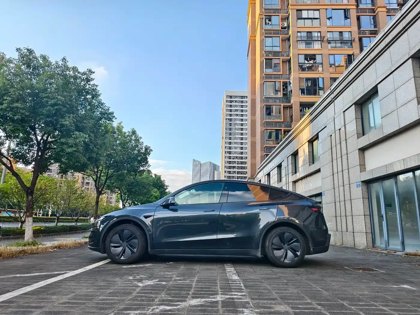 Tesla Model Y 2025 Rear-Wheel Drive — Фото автомобиля 4