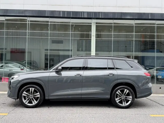 Audi Q6 — Фото автомобиля 2