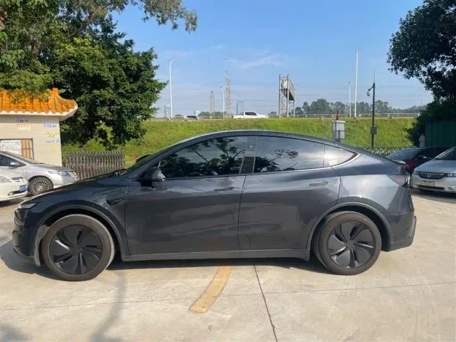 Tesla Model Y — Фото автомобиля 9