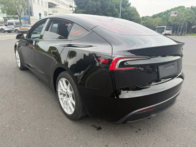 Tesla Model 3 — Фото автомобиля 4