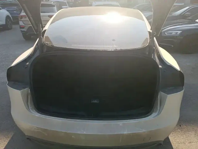 Tesla Model 3 — Фото автомобиля 18