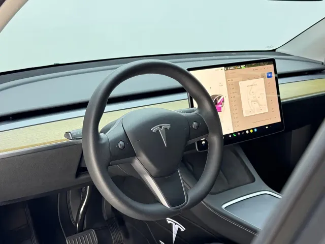 Tesla Model Y — Фото автомобиля 11