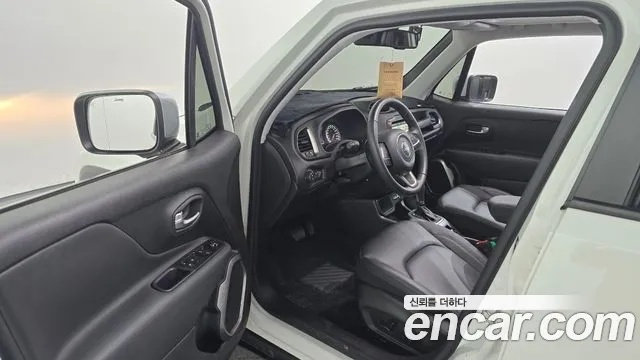 Jeep Renegade — Фото автомобиля 10