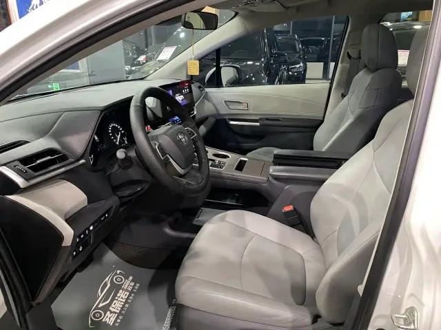 Toyota Granvia 2023 2.5L Hybrid Comfort Edition — Фото автомобиля 8