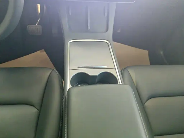 Tesla Model Y — Фото автомобиля 13