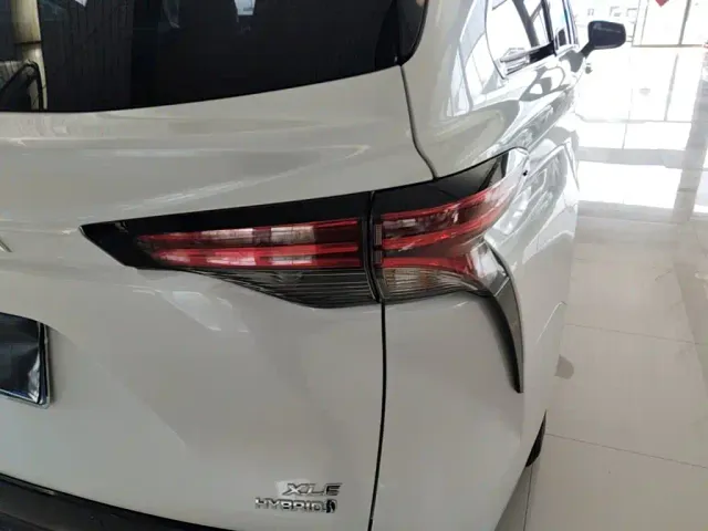 Toyota Toyota Sienna 2023 2.5L Hybrid Luxury Edition — Фото автомобиля 7