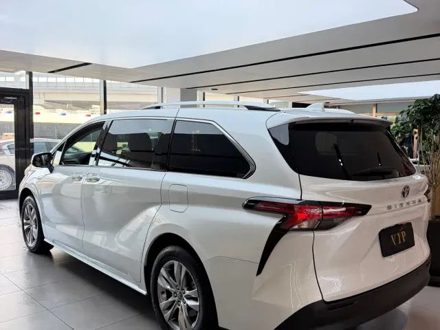 Toyota Sienna — Фото автомобиля 4