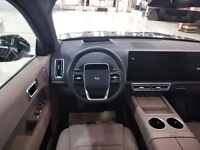 Li Auto L8 — Фото автомобиля 10