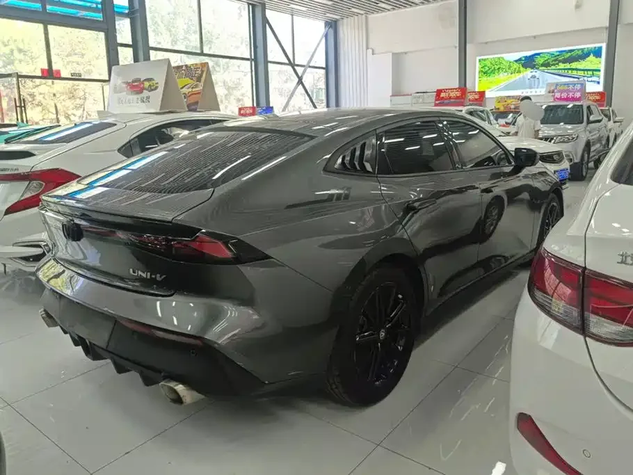 Changan Changan UNI-V 2022 1.5T Premium Model — Фото автомобиля 3