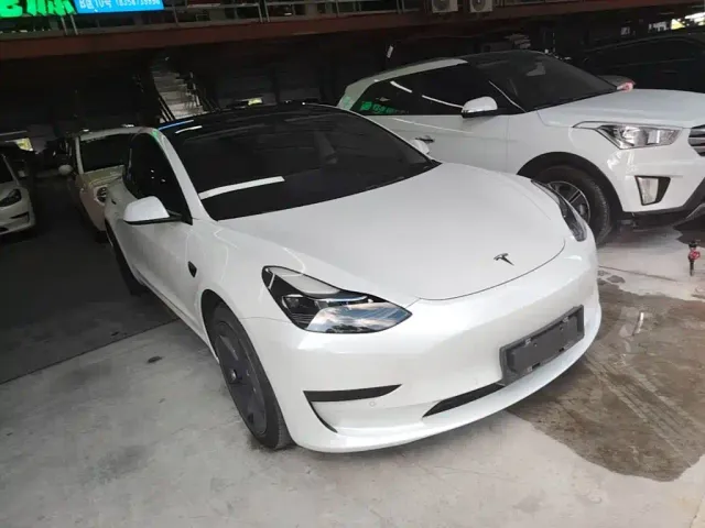 Tesla Model 3 — Фото автомобиля 3