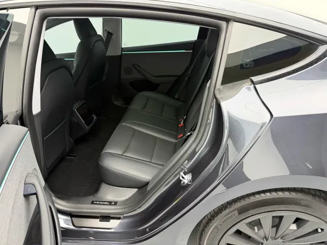 Tesla Model 3 — Фото автомобиля 12