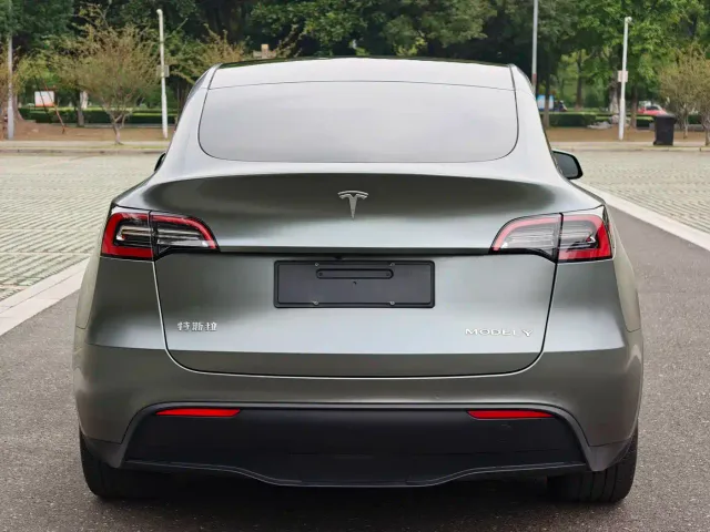 Tesla Model Y — Фото автомобиля 4