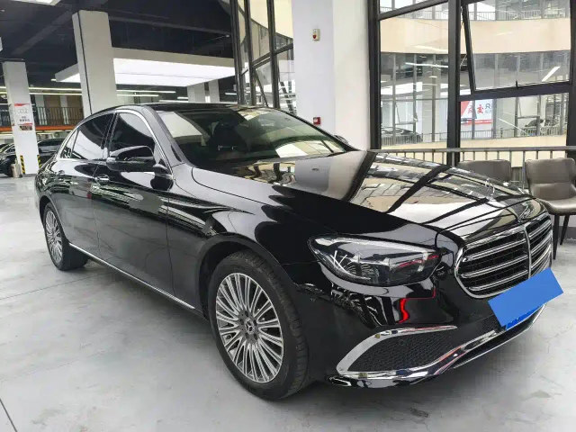 Mercedes-Benz E-Class — Фото автомобиля 3
