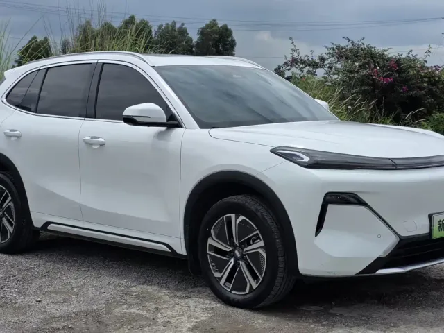 Geely Galaxy Starship 7 EM-i — Фото автомобиля 3