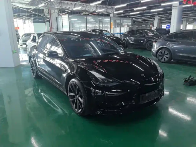 Tesla Model 3 — Фото автомобиля 3