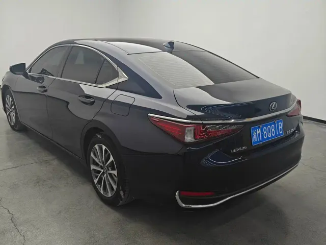Lexus ES — Фото автомобиля 17