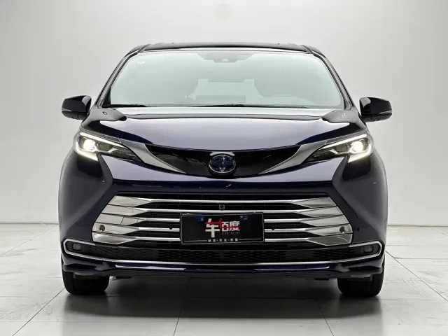 Toyota Sienna — Фото автомобиля 2
