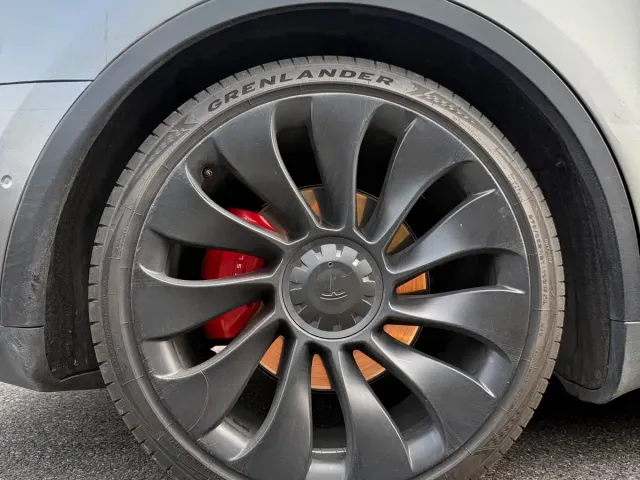 Tesla Model Y — Фото автомобиля 13