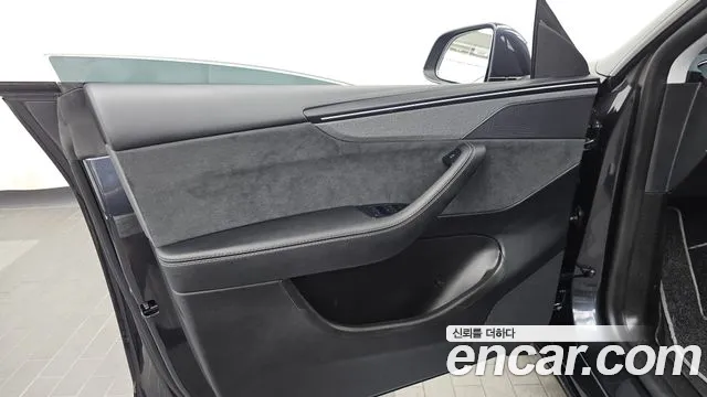 Tesla Model Y — Фото автомобиля 23