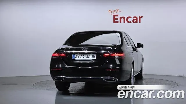 Mercedes-Benz E-Class — Фото автомобиля 4