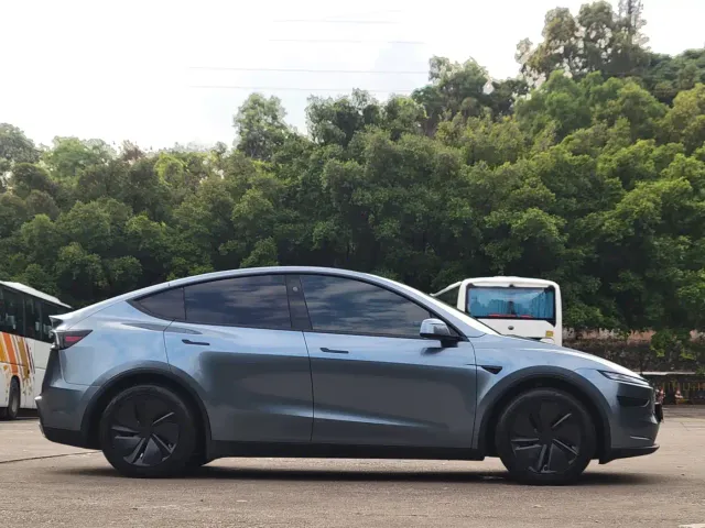 Tesla Model Y — Фото автомобиля 18