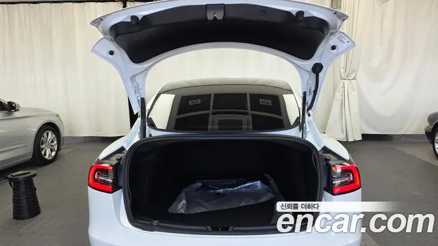 Tesla Model 3 — Фото автомобиля 26